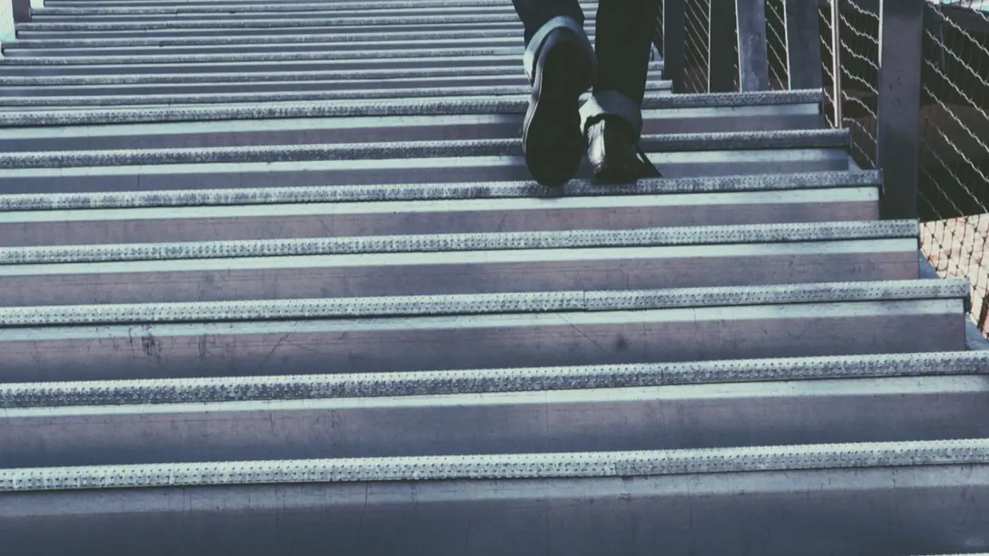 Una persona sube un tramo de escaleras