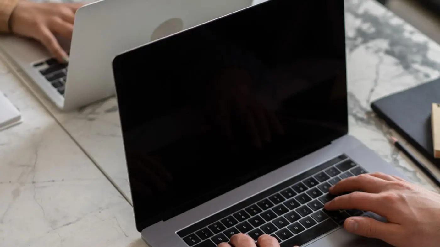 Escritorio con un computador portátil abierto