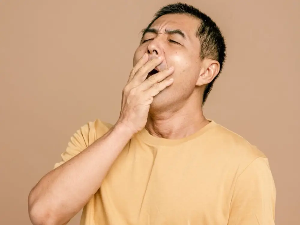 Hombre realiza un estiramiento suave del cuello y el hombro