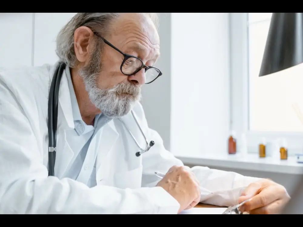 Un profesional de la salud examina la rodilla de un paciente